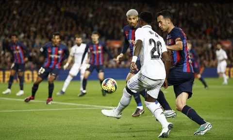 Thái độ trái ngược của Xavi và Ancelotti