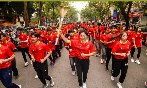 Lễ rước đuốc hưởng ứng SEA Games 32 tại Việt Nam