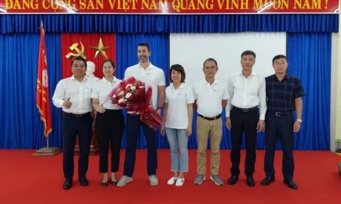 Chuyên gia bơi cao cấp của FINA trực tiếp giảng dạy lớp tập huấn thực hành Huấn luyện viên Bơi