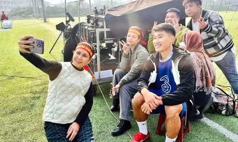 V.League nghỉ dài, cầu thủ “bất thình lình” hóa thân thành… showbiz