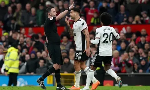 Đội trưởng của Fulham trả giá đắt sau thẻ đỏ trước Man United