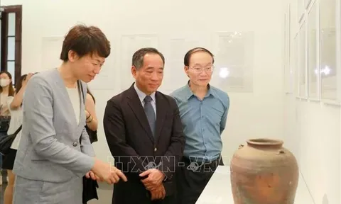 Khai mạc Triển lãm gốm Nhật 'Yakishime – Dáng hình của đất'