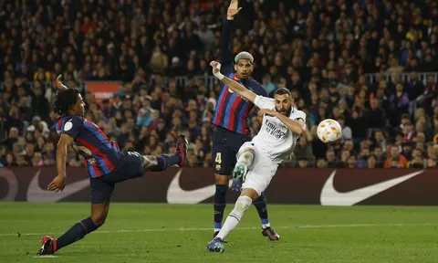 Tiền đạo Karim Benzema đi vào lịch sử trận El Clasico