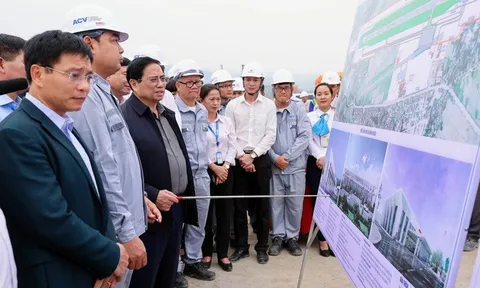 Thủ tướng kiểm tra công trường mở rộng sân bay Điện Biên và một số công trình trọng điểm