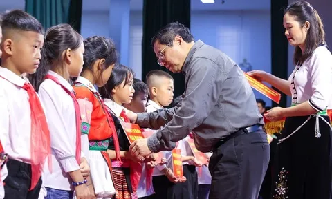Thủ tướng: Lắng nghe trẻ em bằng trái tim, bảo vệ trẻ em bằng hành động
