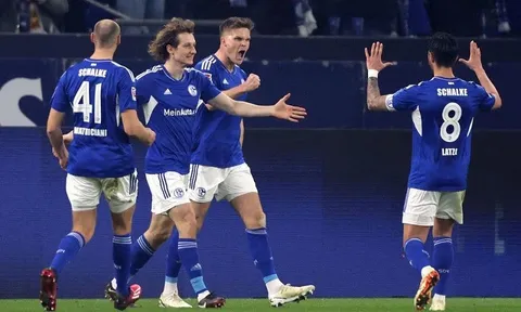 Thắng đậm đối thủ, Schalke 04 thoát khỏi vị trí bét Bảng xếp hạng