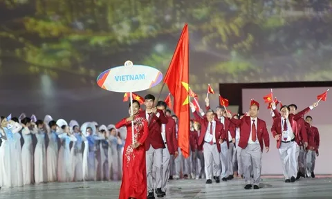 "Kình ngư" Nguyễn Huy Hoàng cầm cờ của đoàn Thể thao Việt Nam tại SEA Games 32
