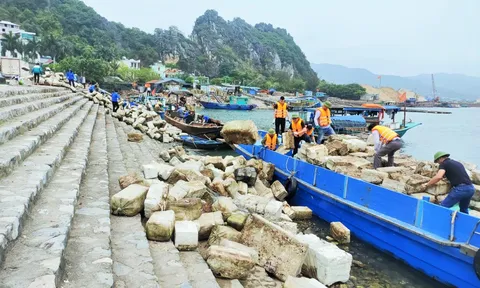 Huyện Vân Đồn ra quân thu gom phao xốp trên biển