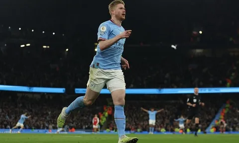 Huấn luyện viên Pep Guardiola và Kevin de Bruyne phấn khích khi Man City vùi dập Arsenal