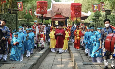 Thành phố Hồ Chí Minh long trọng dâng hương, dâng hoa tưởng niệm các Vua Hùng