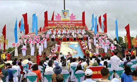 Xúc động Lễ Thượng cờ Thống nhất non sông tại Đôi bờ Hiền Lương - Bến Hải