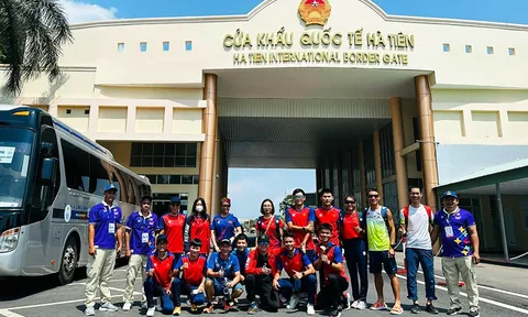 Đội tuyển các môn phối hợp di chuyển đường bộ sang Campuchia dự SEA Games 32