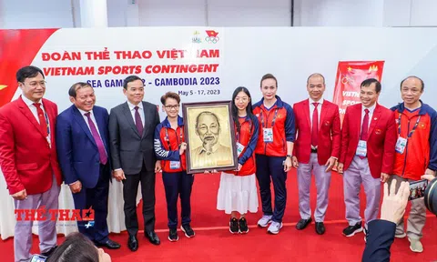 Phó Thủ tướng Trần Lưu Quang thăm, động viên đoàn Thể thao Việt Nam tại Làng Vận động viên SEA Games 32