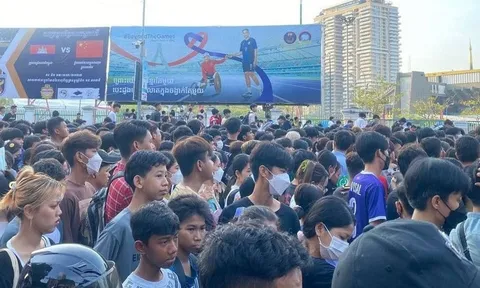Cổ động viên Campuchia thức trắng đêm chờ nhận vé xem bóng đá miễn phí