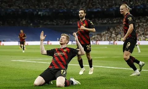 De Bruyne sắm vai người hùng, Man City thoát thua