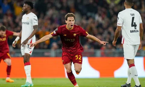 AS Roma đặt một chân vào chung kết Europa League