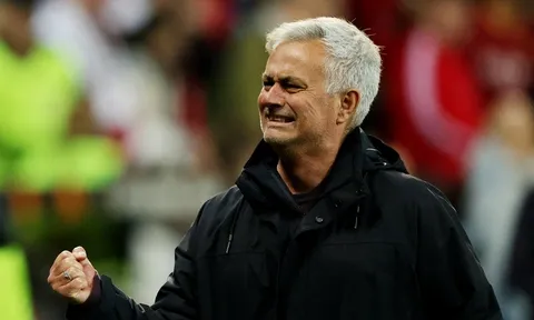 Huấn luyện viên Jose Mourinho đi vào lịch sử AS Roma