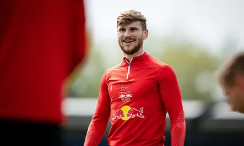 Bayern Munich hưởng lợi khi các đối thủ cùng gặp vấn đề