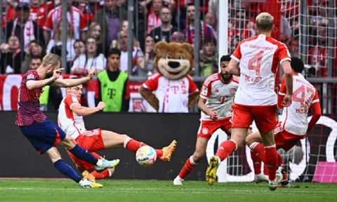Bayern Munich lâm nguy trong cuộc đua vô địch sau trận thua ngược