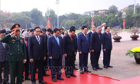 Đại biểu dự Kỳ họp thứ năm, Quốc hội khóa XV vào Lăng viếng Chủ tịch Hồ Chí Minh