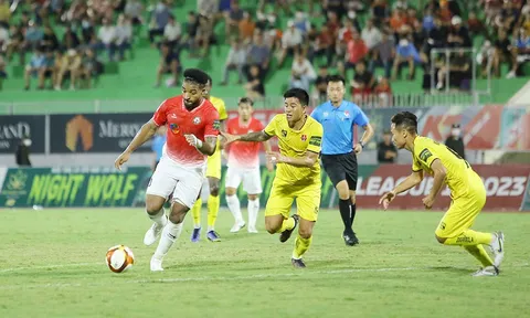 Trọng tài ngoại làm sai, ai xử?