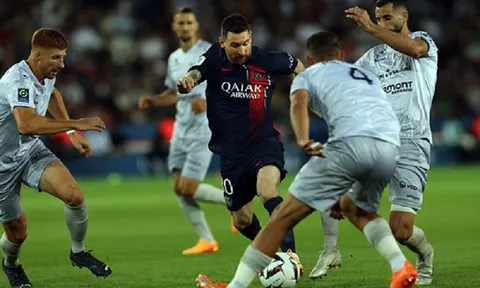 Messi bị la ó trong ngày Paris Saint-Germain được trao Cúp vô địch