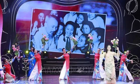 Chủ tịch Quốc hội dự chương trình nghệ thuật 'Vinh quang Tổ quốc Việt Nam'
