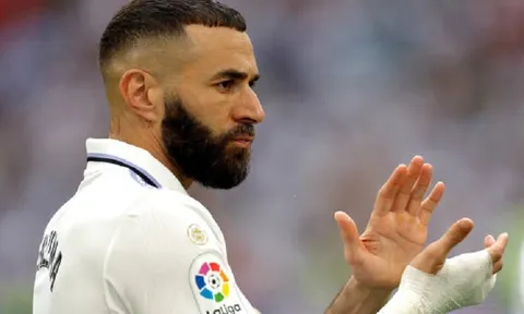 Tiền đạo Karim Benzema đối đầu với Cristiano Ronaldo