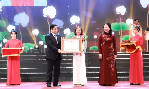 Nguyễn Thị Oanh nhận Bằng khen tại Hội nghị Biểu dương, Tôn vinh điển hình tiên tiến toàn quốc 2023