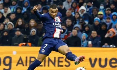 Tổng thống Emmanuel Macron không làm Kylian Mbappe dao động