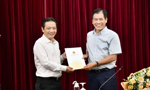 Trao quyết định nghỉ hưu đối với Phó Tổng cục trưởng Tổng cục TDTT Trần Đức Phấn