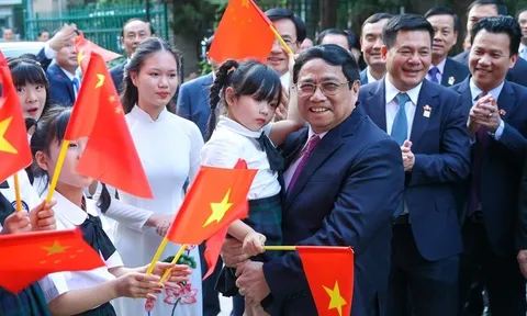 Thủ tướng thăm Đại sứ quán và gặp gỡ cộng đồng người Việt Nam tại Trung Quốc