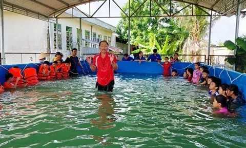 Huyện Đoàn Gò Quao khai giảng Lớp bơi phòng chống tai nạn đuối nước cho thiếu nhi năm 2023