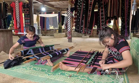 Tháng 7 khám phá “Sắc màu thổ cẩm” tại Làng Văn hóa - Du lịch các dân tộc Việt Nam