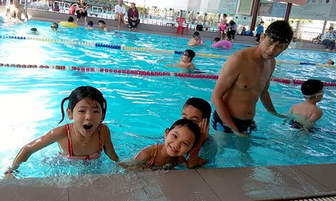 Bạn Bình Minh - ở Đông Anh, Hà Nội hỏi: Xin cho biết, tác dụng của việc học bơi đối với trẻ em?