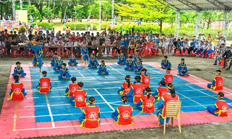Bạn Ninh Giang - ở Thái Bình hỏi: Xin cho biết, vì sao Cờ người được coi là môn thể thao độc đáo của đồng bằng Bắc Bộ? 