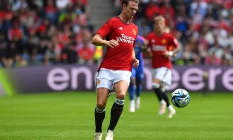 Huấn luyện viên Ten Hag tiết lộ lý do ký hợp đồng với Jonny Evans