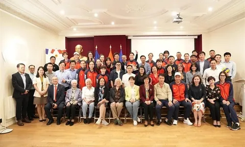 Cộng đồng người Việt tại Pháp chào đón đội tuyển Bóng chuyền nữ Việt Nam