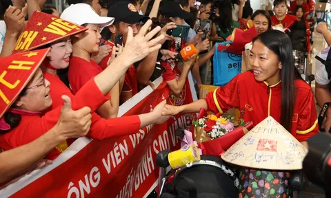 Huỳnh Như đàm phán hợp đồng với Lank FC
