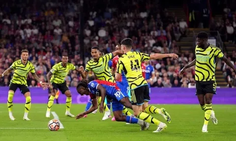Thi đấu thiếu người, Arsenal vẫn thắng trận thứ hai liên tiếp tại Premier League