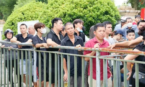 Người hâm mộ hào hứng mua vé xem U23 Việt Nam thi đấu tại Vòng loại U23 châu Á 2024