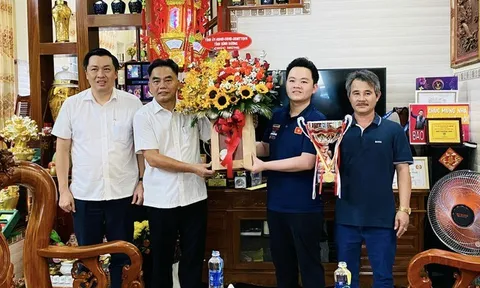 Nhà vô địch thế giới Bao Phương Vinh được trao thưởng ở quê nhà