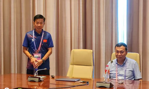 Chủ tịch VFF Trần Quốc Tuấn thăm và động viên đội tuyển Olympic Việt Nam