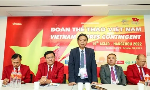 Thứ trưởng Hoàng Đạo Cương chúc mừng xạ thủ Phạm Quang Huy giành huy chương vàng
