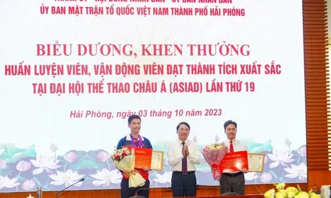 Thành phố Hải Phòng trao thưởng hơn 338 triệu đồng cho thầy trò xạ thủ Phạm Quang Huy