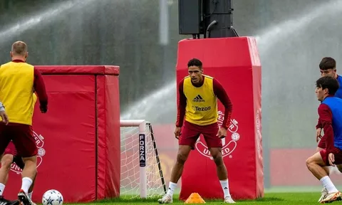 Trung vệ Raphael Varane tin Man United có thể vô địch Champions League