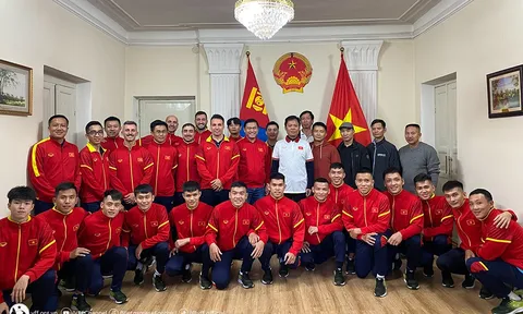Đội tuyển futsal Việt Nam thăm trụ sở Đại sứ quán Việt Nam tại Mông Cổ