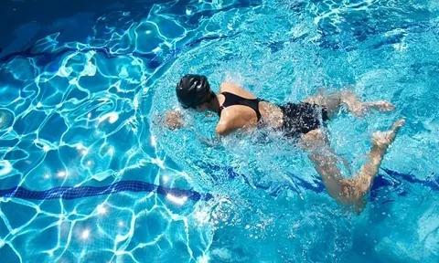 Bạn Quốc Khánh - ở Lâm Đồng hỏi: Xin cho biết, khi mới học bơi nên học kiểu bơi nào trước?