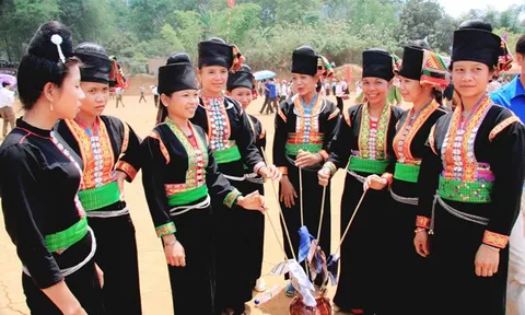 Bảo tồn, phát huy trang phục truyền thống dân tộc Khơ Mú gắn với xây dựng nông thôn mới 