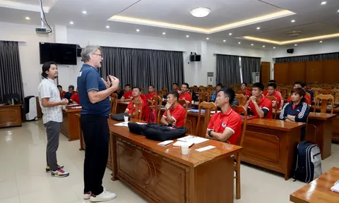 Ông Philippe Troussier chia sẻ kinh nghiệm với các học viên khóa đào tạo huấn luyện viên chứng chỉ A/AFC/VFF